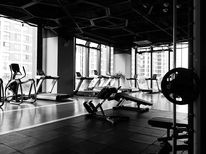 Personas entrenando en el gimnasio